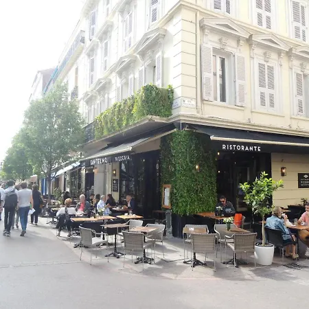 Totolulu Yellow Corner * Cannes